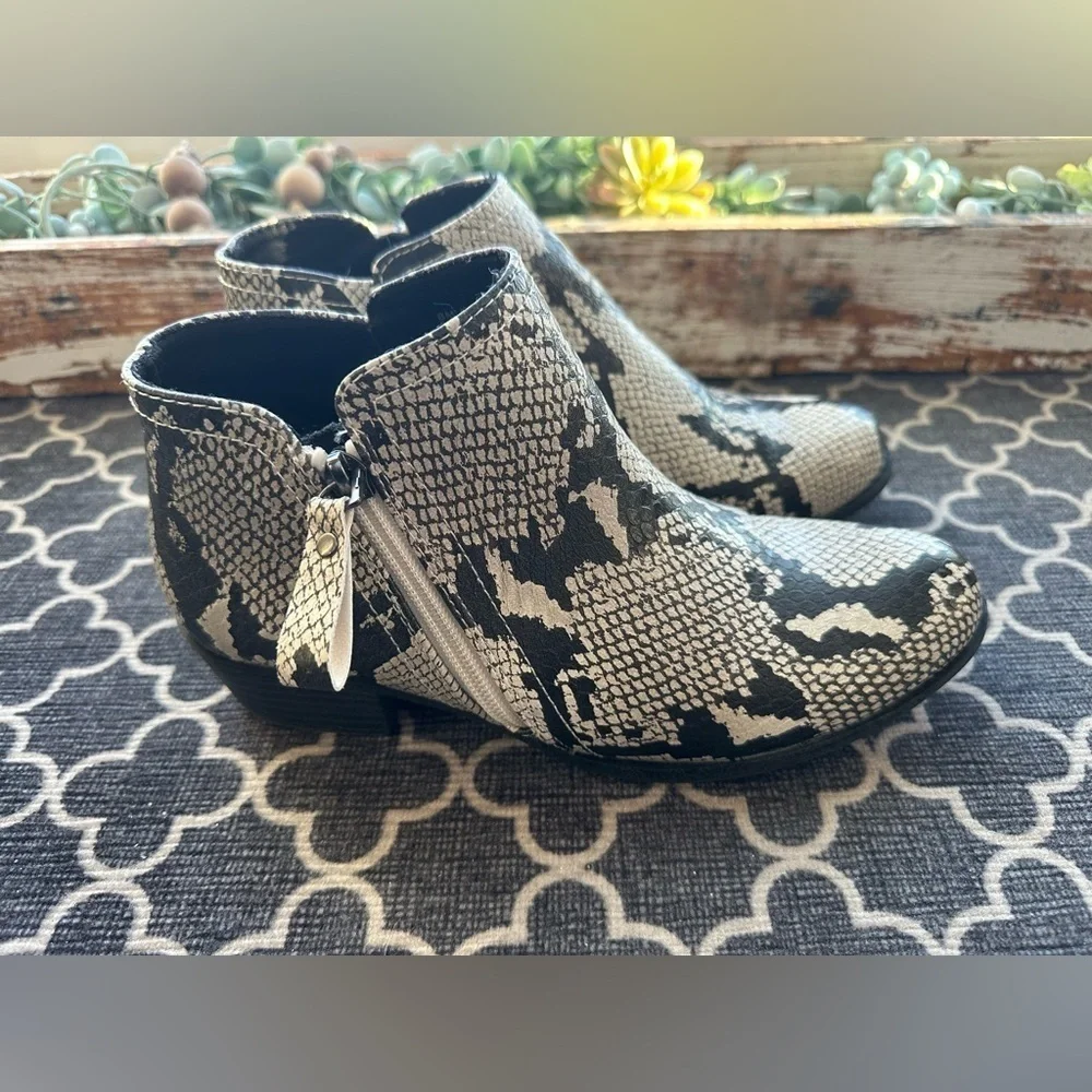 Arizona Jean Company Galen Zip Block Snakeskin Ankle Boots- size 8